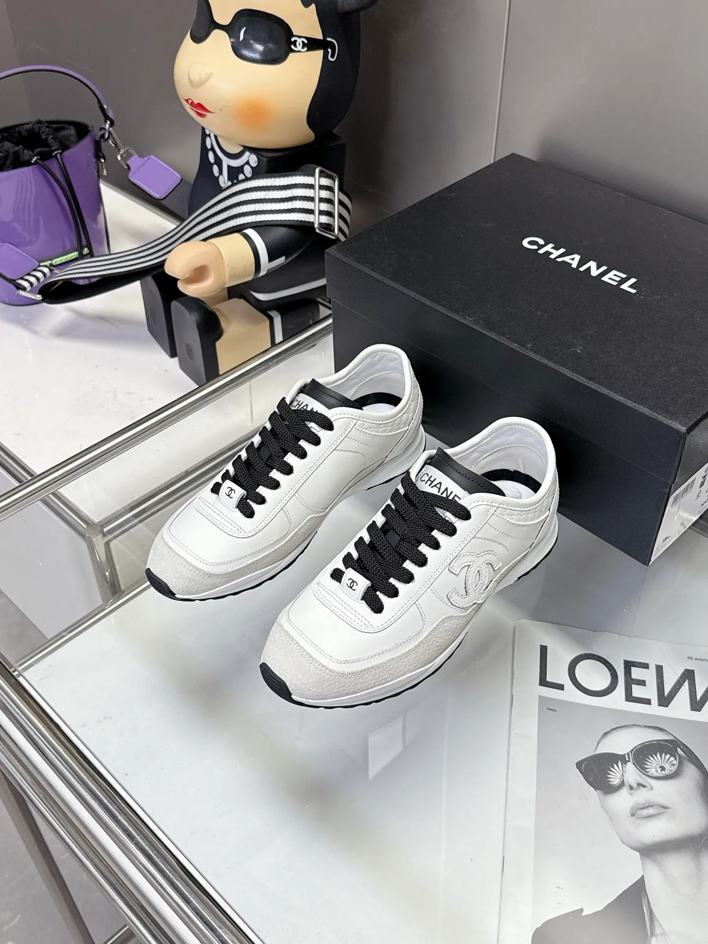 👟👟Ex-factory price 500👟👟 (size 35-40) Chanel 25p panda sneakers! It’s really out of the spotlight recently, and there’s a reason why it’s so popular! The upper is made of first-layer calfskin, with a sheepskin lining, which is breathable and comfortable. It has a full whitening effect and can easily show off your slender legs when paired with any style of clothes. Whoever wears it will look better~ The comfort level is simply amazing. Beauty and comfort coexist, and they are extremely versatile. Wearing it can easily walk ten or twenty thousand steps without any pressure, and it feels light and breathable. The classic black and white color scheme is really the best for spring and summer wear! No matter what kind of clothes you wear in daily life, you can never go wrong. You can mix and match them beautifully and look very delicate and stylish. People with wide feet don’t have to worry about making their feet look fat. Wearing it will make your feet look better. I really love this pair of shoes. Come and get a pair to make your steps more comfortable and fashionable!